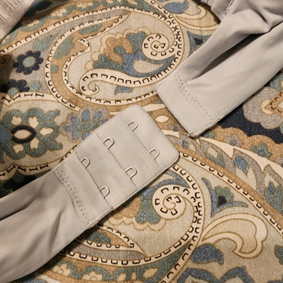 Like New! FOUR (4) Victoria's Secret THE T-SHIRT Lightly-Lined Wireless Bras - Picture 12 of 13